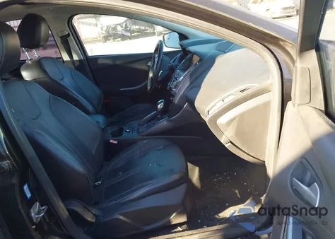 2013 Ford Focus Titanium z USA, uszkodzony, nr VIN 1FADP3J26DL200311